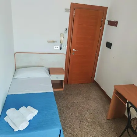 吉奥伊拉酒店 2* 里米尼